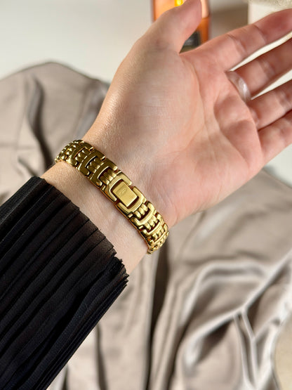 Stunning vintage Rotary watch with a classic gold-tone finish