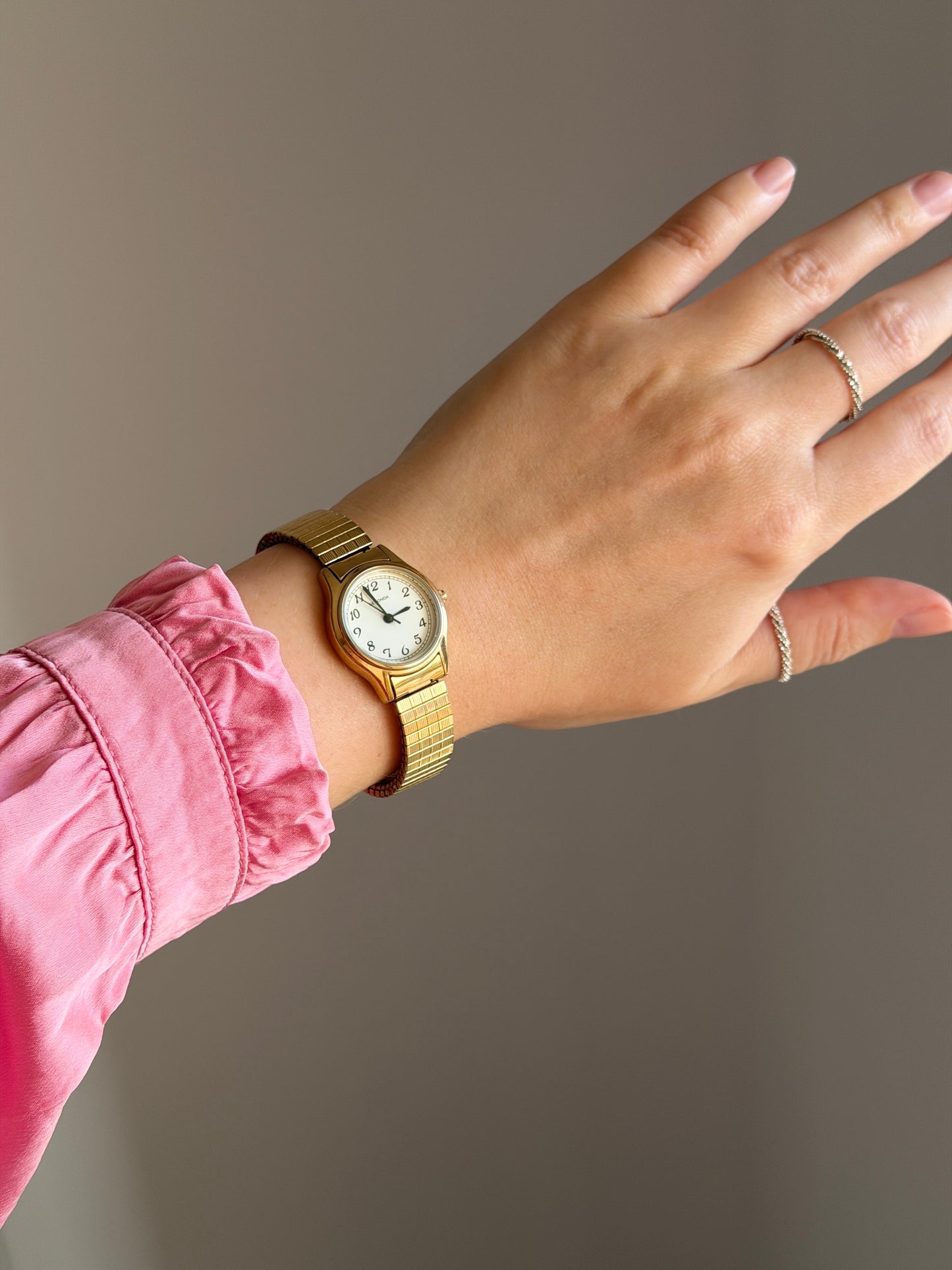 Classic Sekonda gold-tone watch with expansion band
