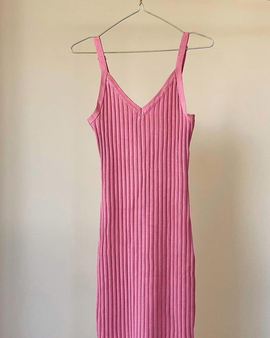 Lovely fitted, sleeveless dress in a soft rib knit with a V-shaped neckline
