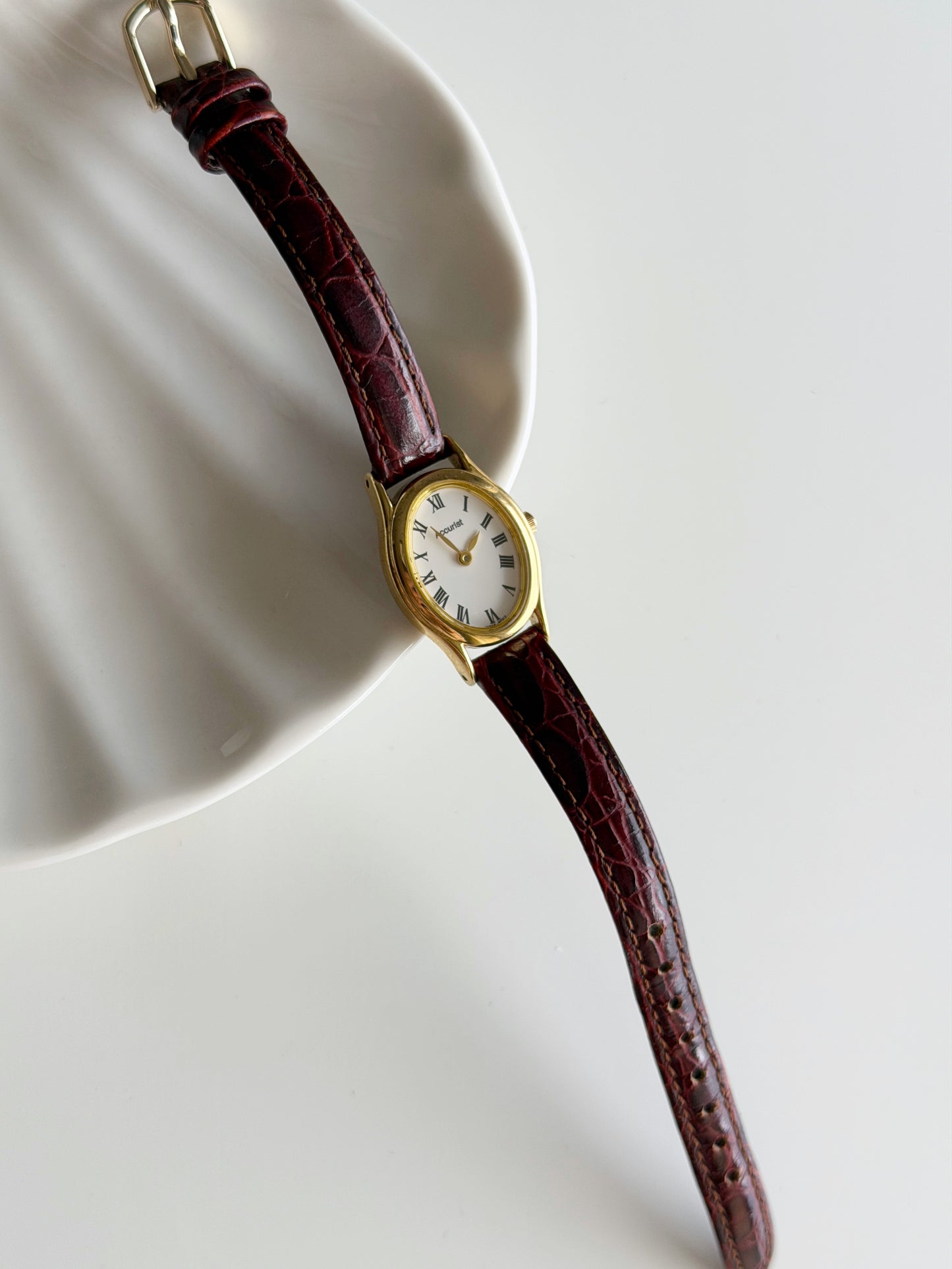 Beautiful classic vintage Accurist watch with leather strap