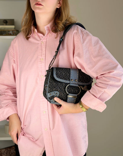 Stylish vintage Guess shoulder bag from 2000s
