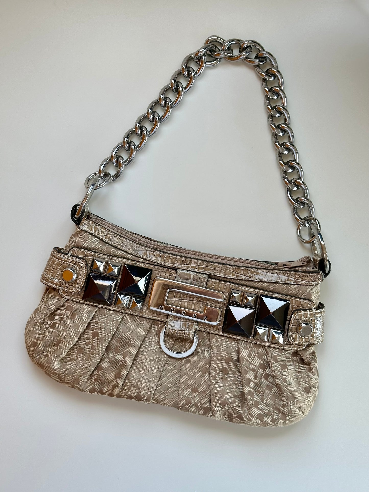 Trendy vintage Guess bag from 00s