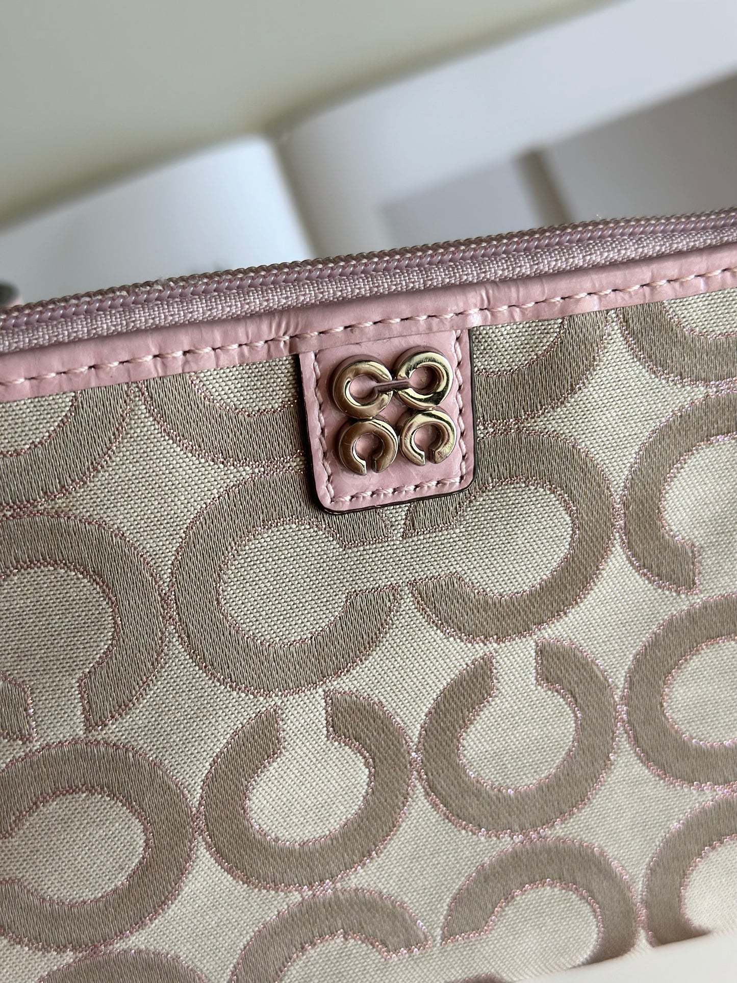 Lovely Y2K Coach beige/pink wristlet