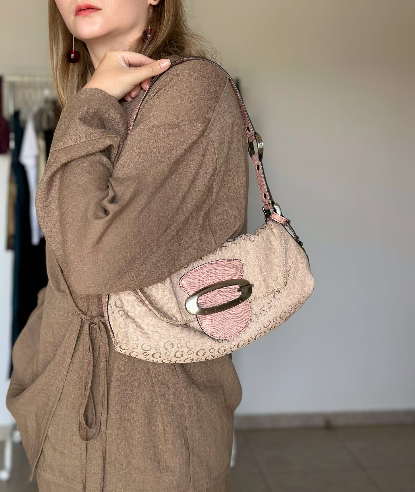 Vintage beige/pink monogram bag Guess