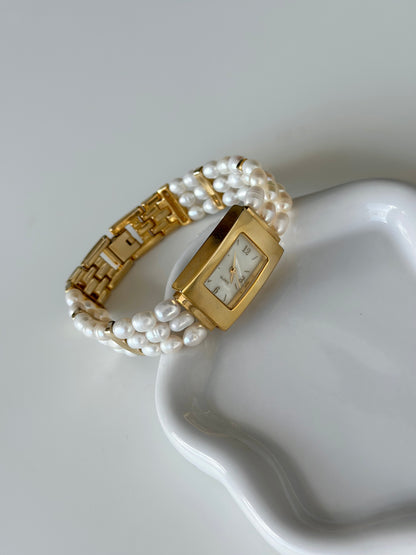 Elegant vintage watch with freshwater pearl bracelet