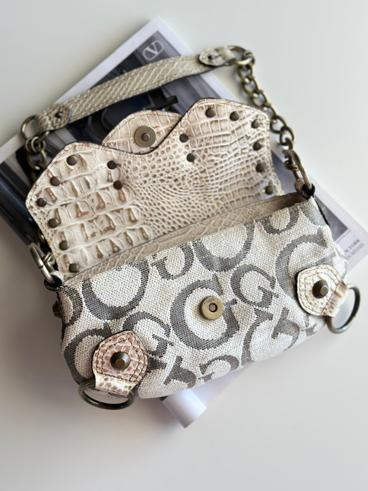Standout Y2K vintage Guess bag