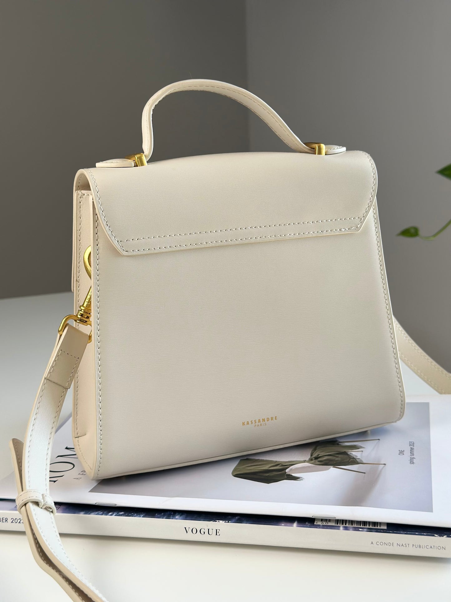 Elegant ivory leather handbag from Kassandre