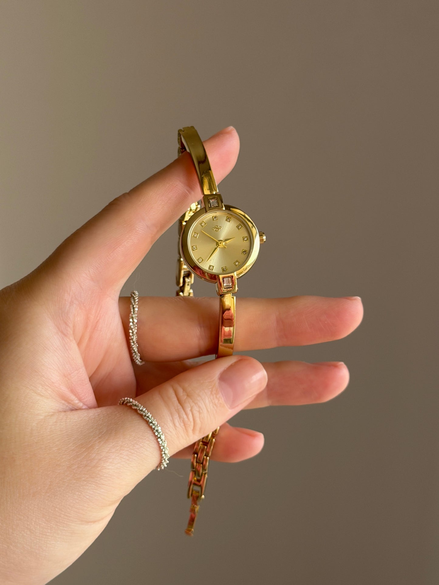 Beautiful gold-tone watch with feminine design