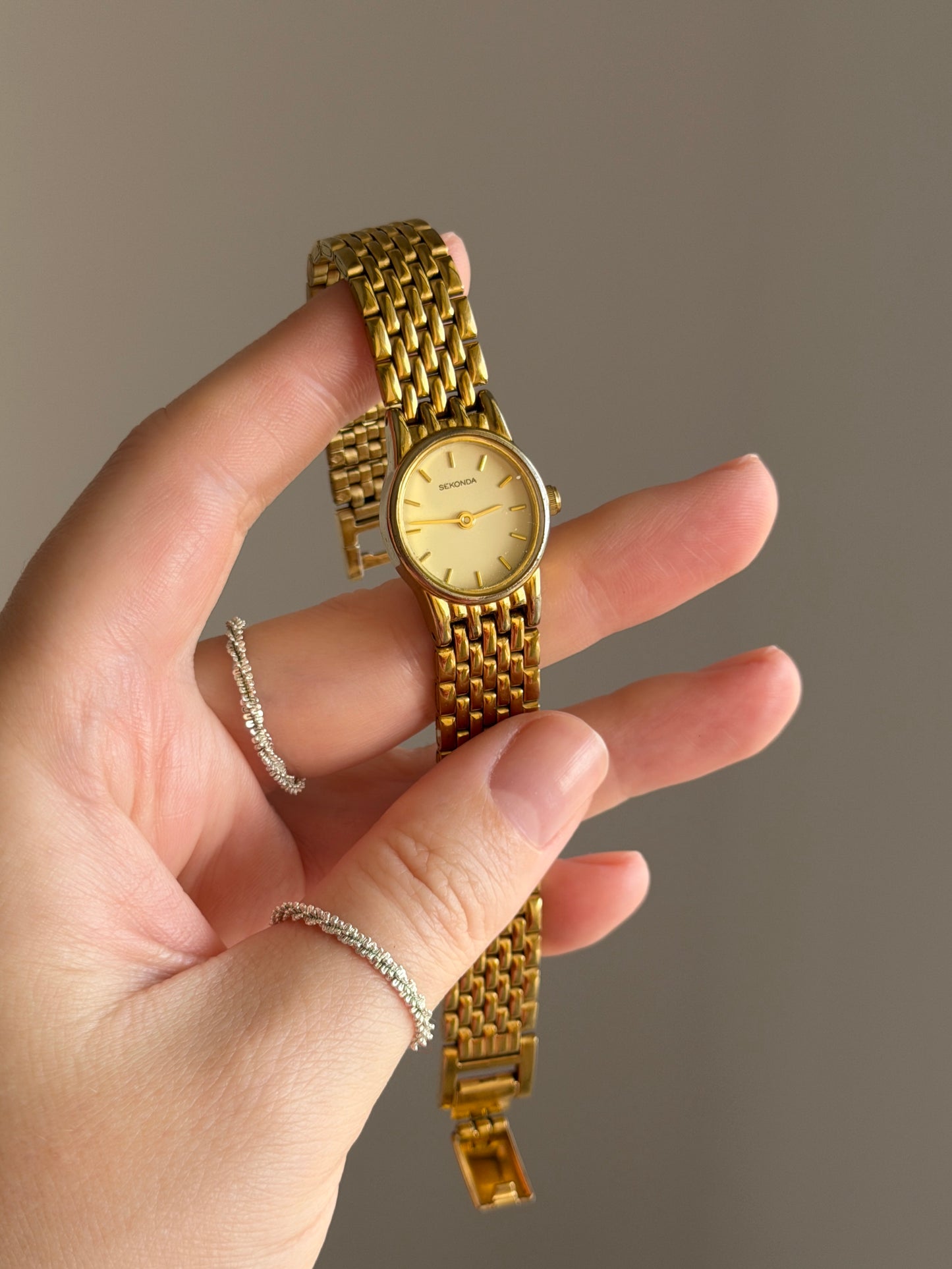 Stunning vintage Sekonda watch with timeless design