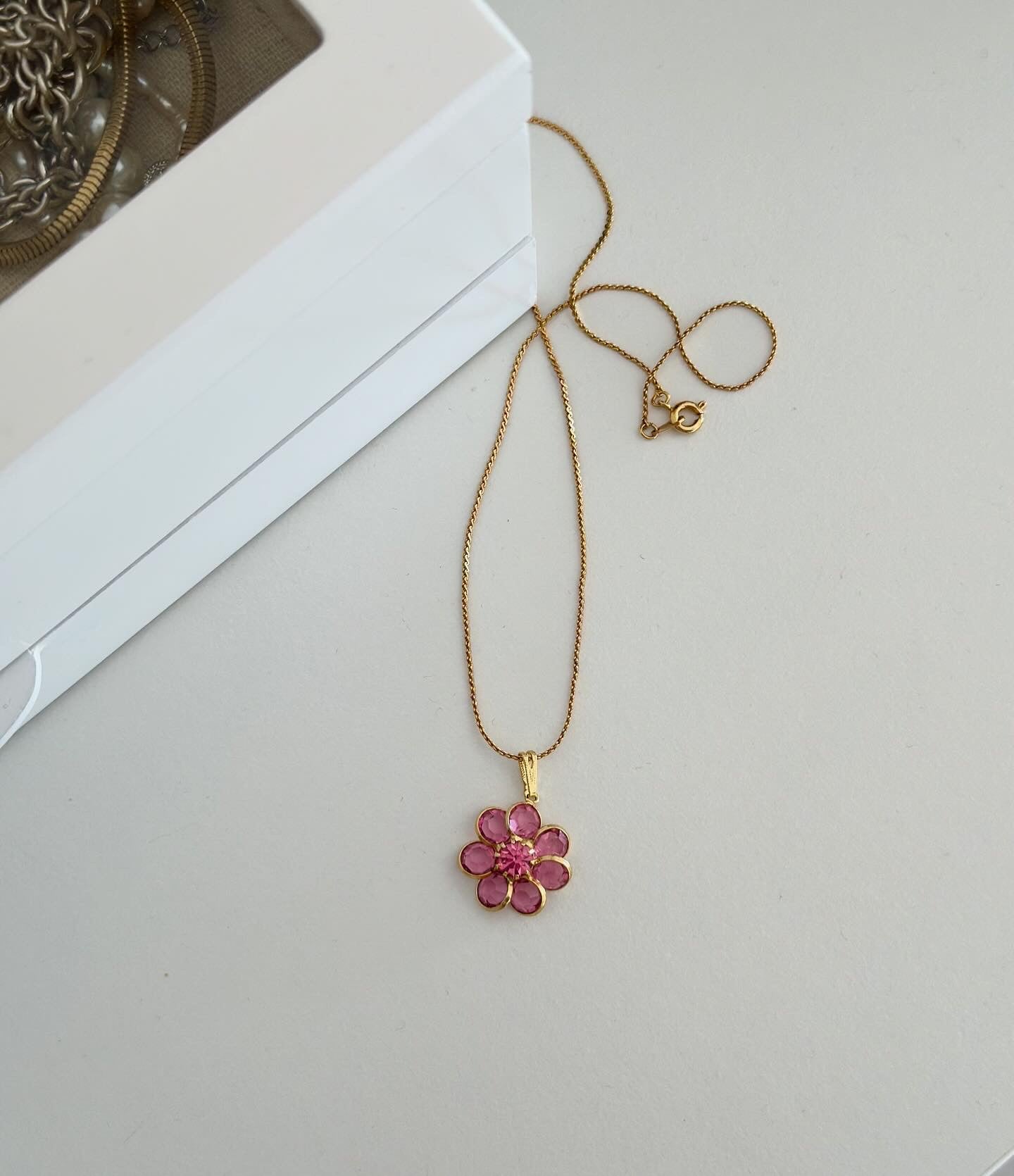 Amazing vintage gold-tone necklace with pendant