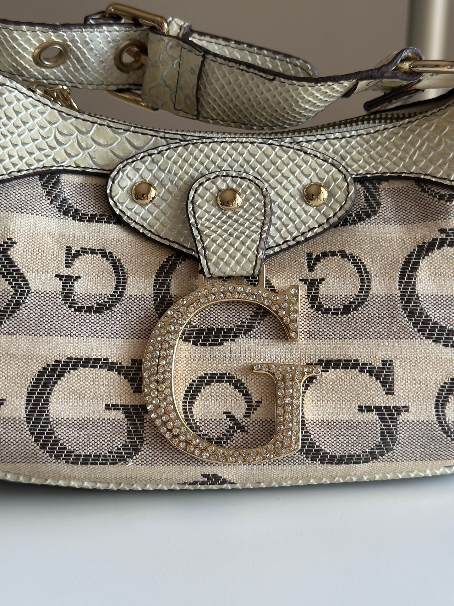 Standout vintage Guess shoulder bag