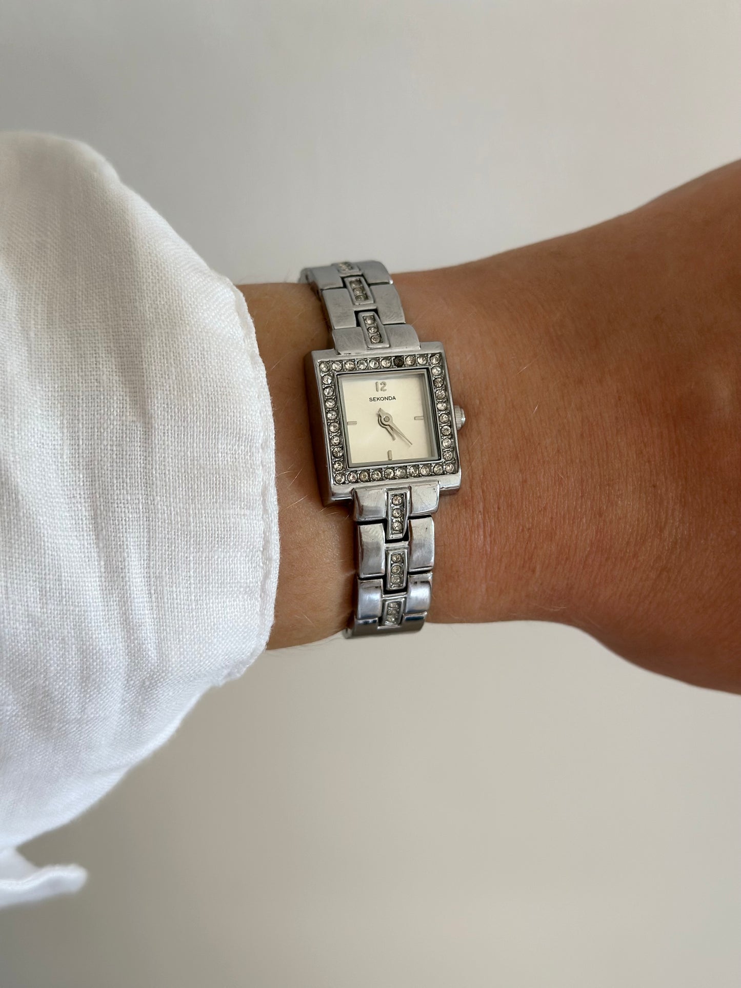 Stunning vintage silver-tone watch with rhinestones