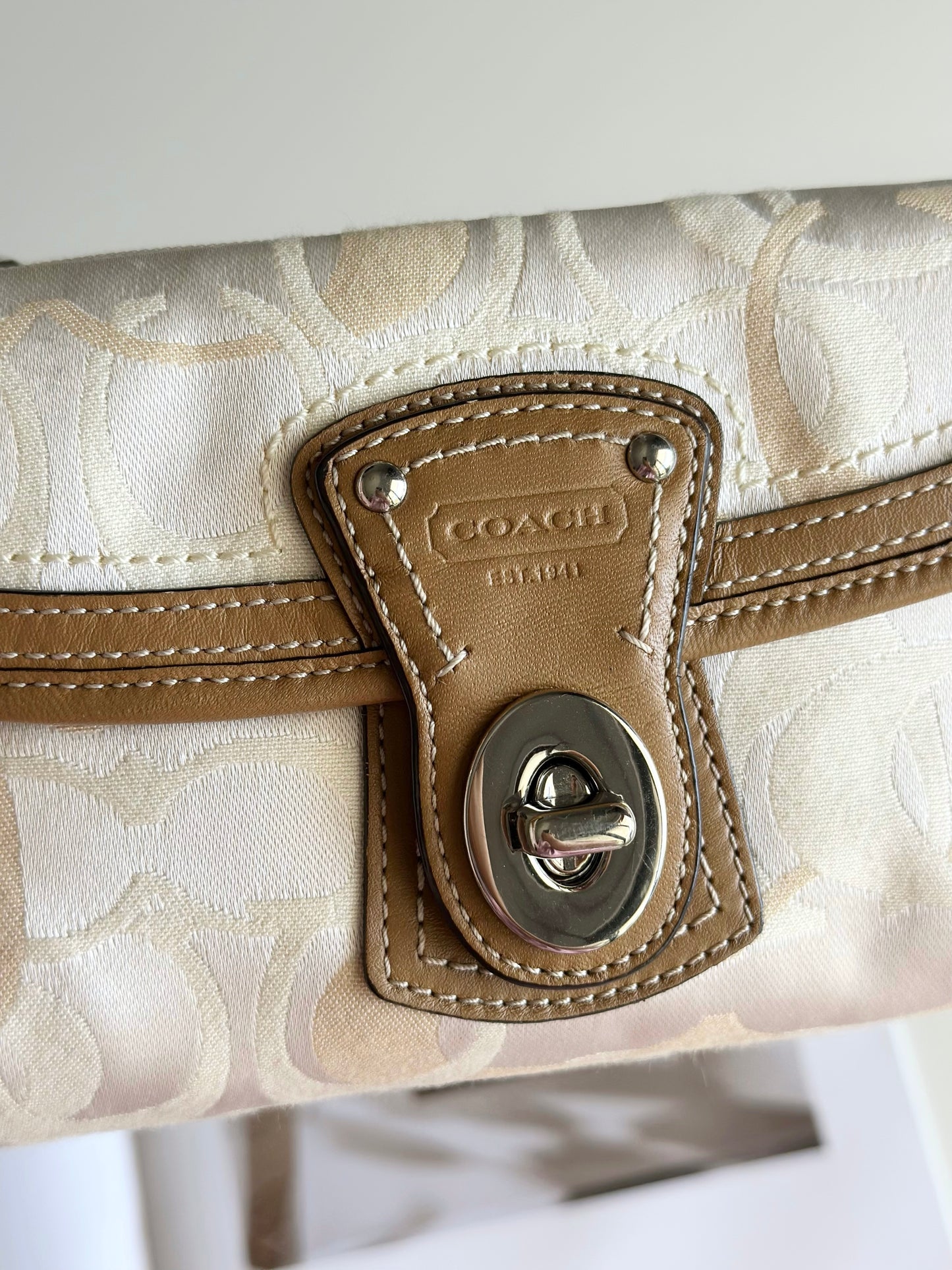 Amazing beige Y2K wristlet from Coach