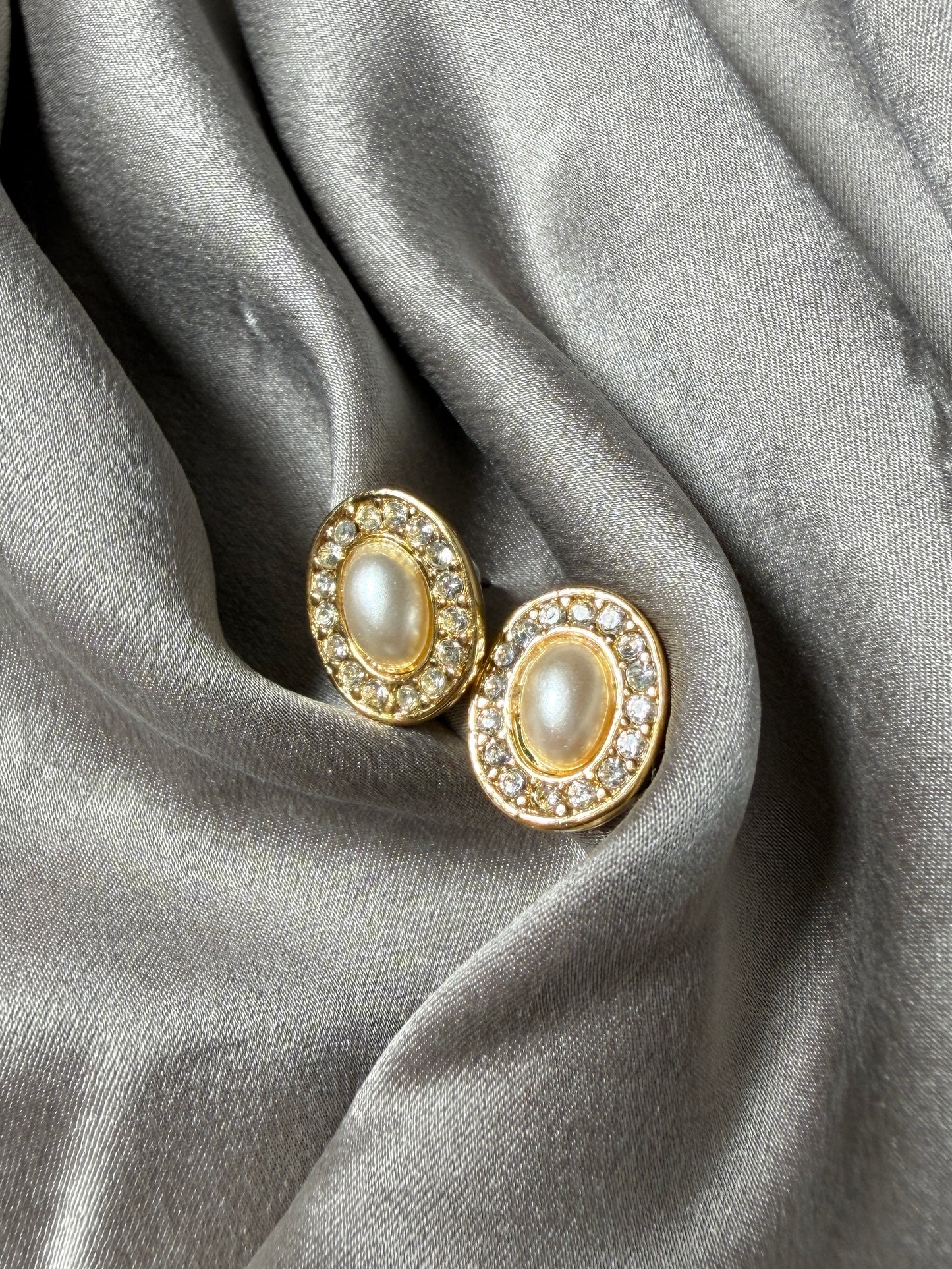Classic vintage stud earrings featuring a faux pearl