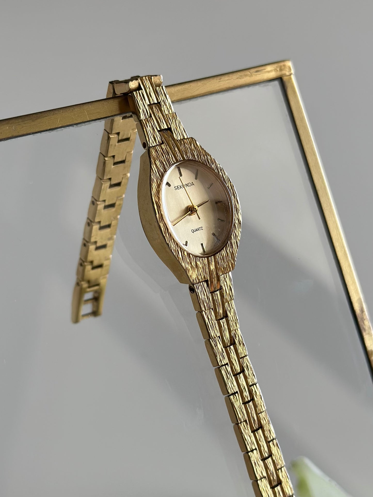 Amazing vintage Sekonda watch with timeless design (late 80s)