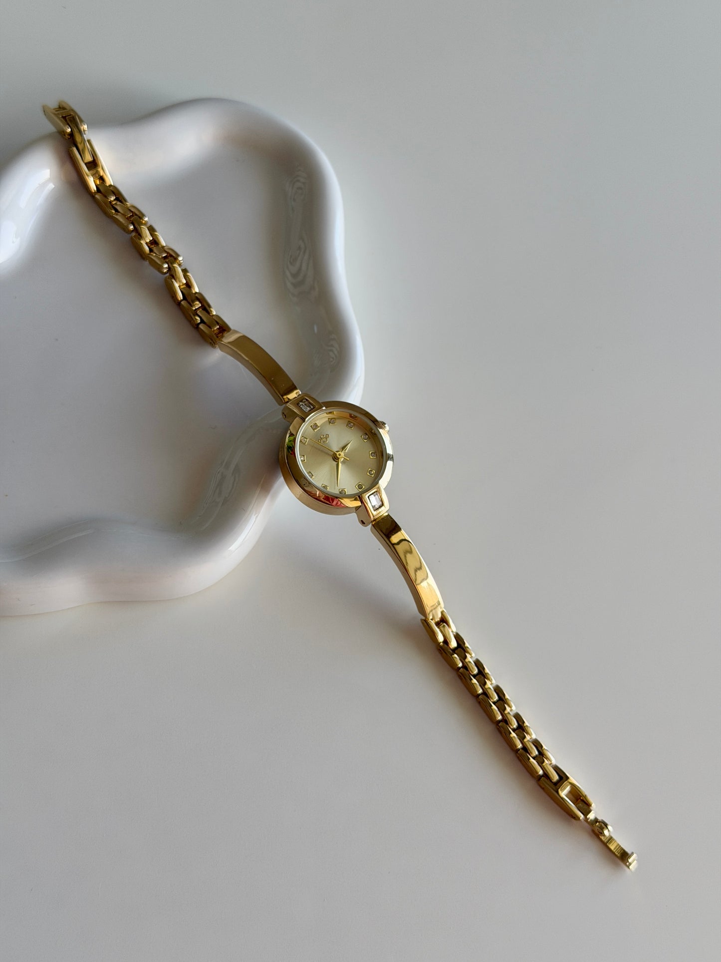 Beautiful gold-tone watch with feminine design