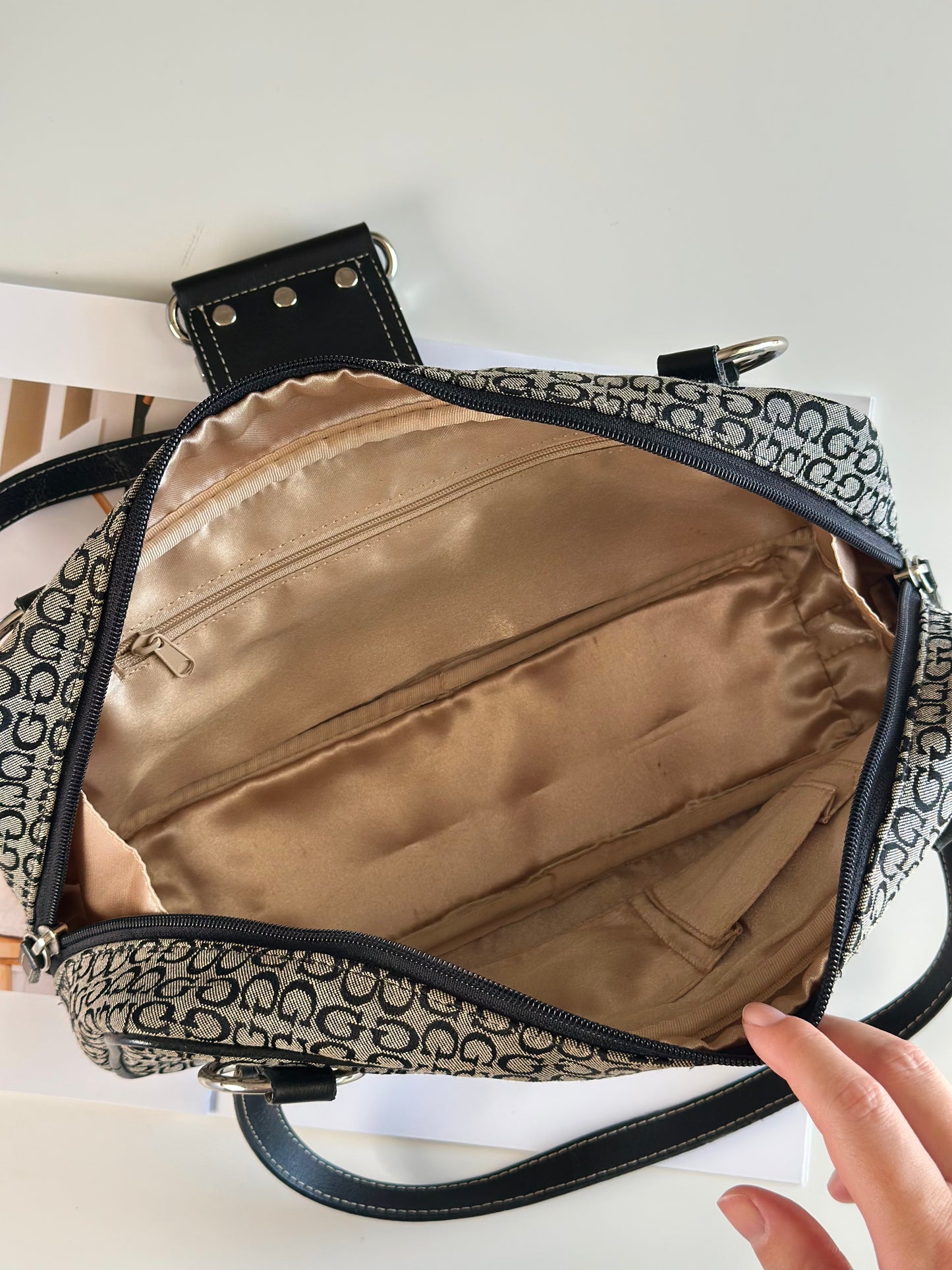 Classic vintage Guess shoulder bag from 90s