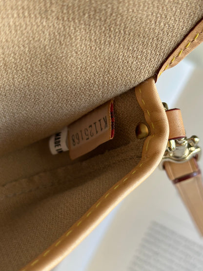 Charming vintage Dooney & Bourke pouch