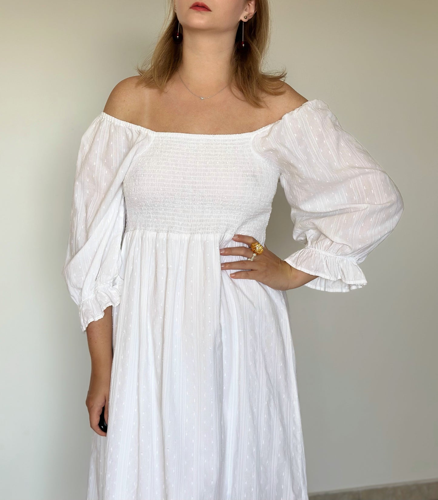 Incredible white cotton dress with puff sleeves