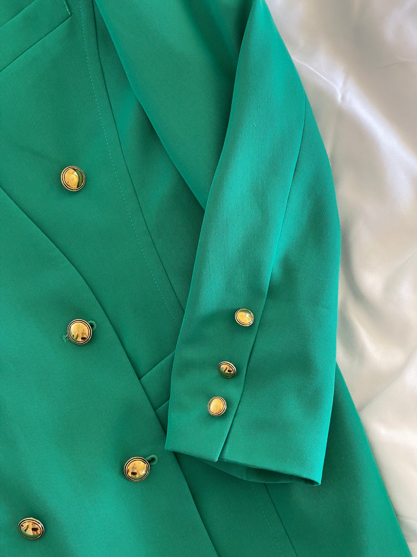 Astonishing vintage lapelless blazer in an emerald green color